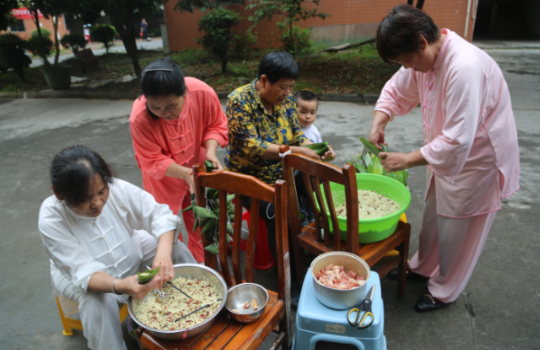 粽香迎端午 邻居情意浓