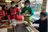 东江街道开展“温情敬老院 爱在母亲节”志愿活动