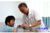 欧光明：50余年执着坚守 甘当群众健康“守门人”