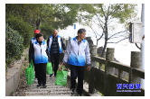 环保净滩公益行 守护绿水青山